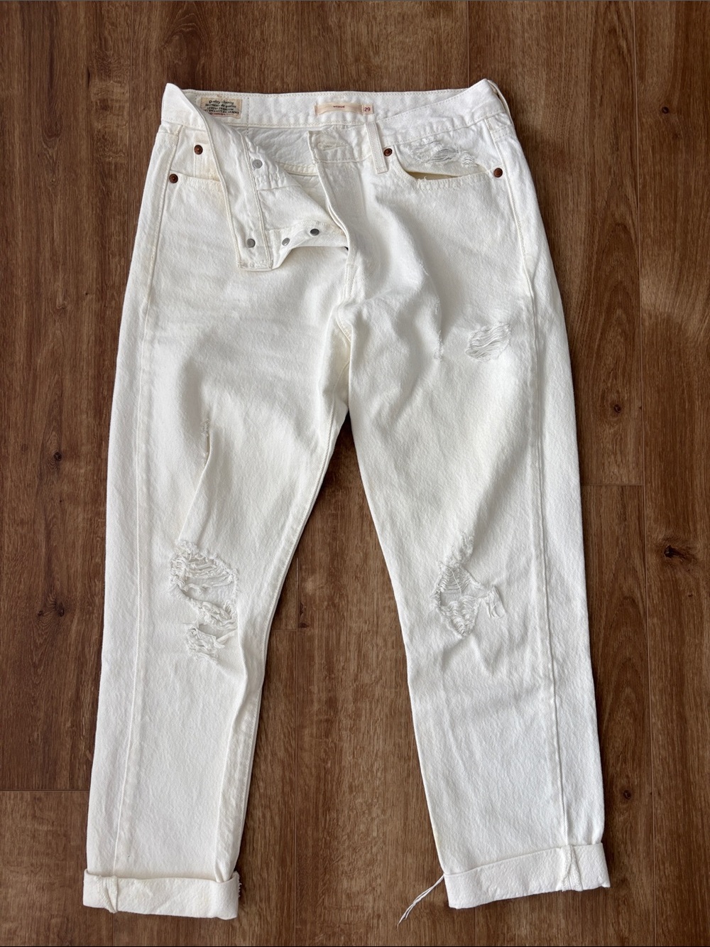 Distressed Women’s Levi’s creamy white wedgie Jeans size 29